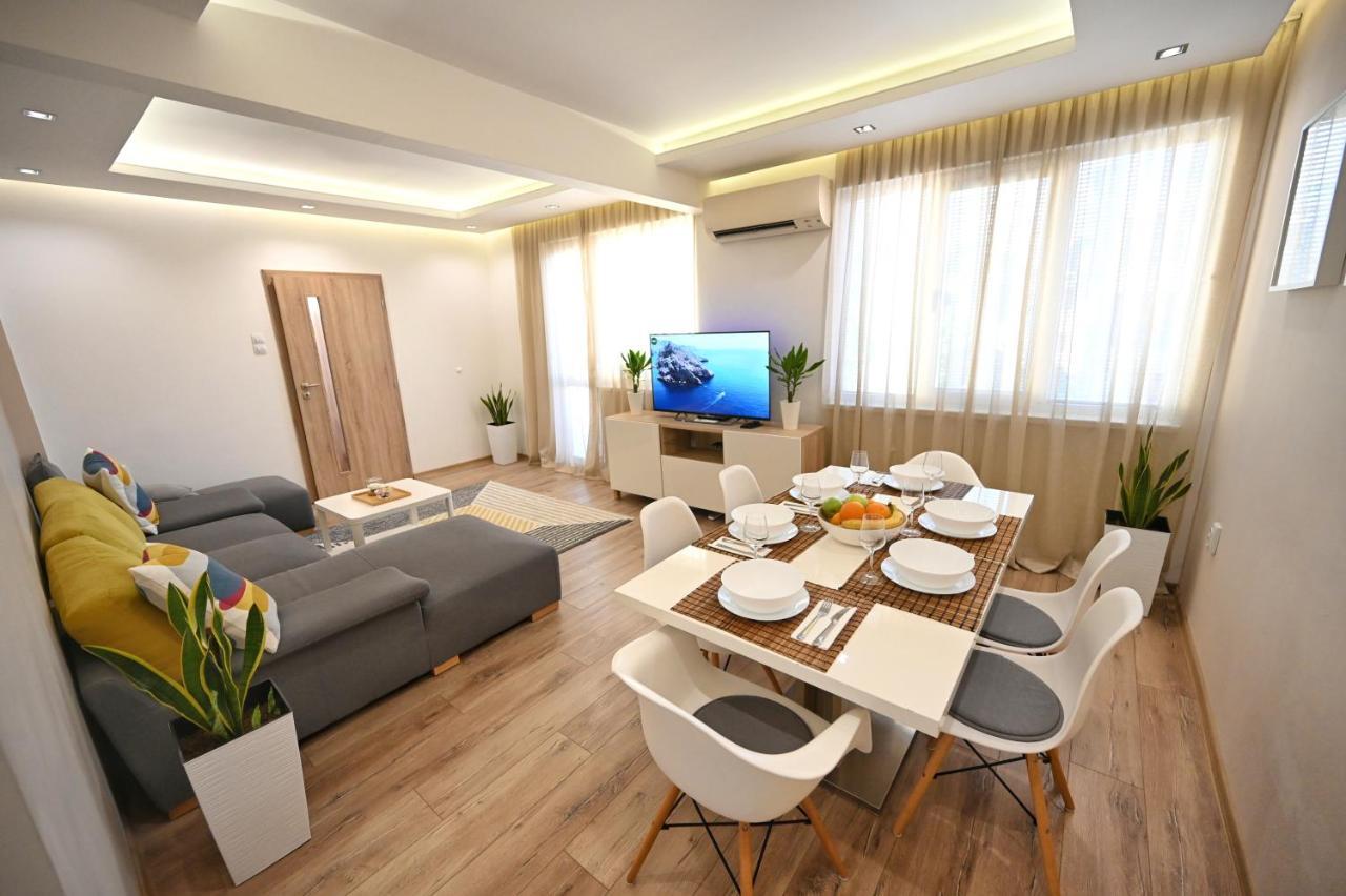 Modern Central 2-Bedroom Apartment With Parking Varna Buitenkant foto