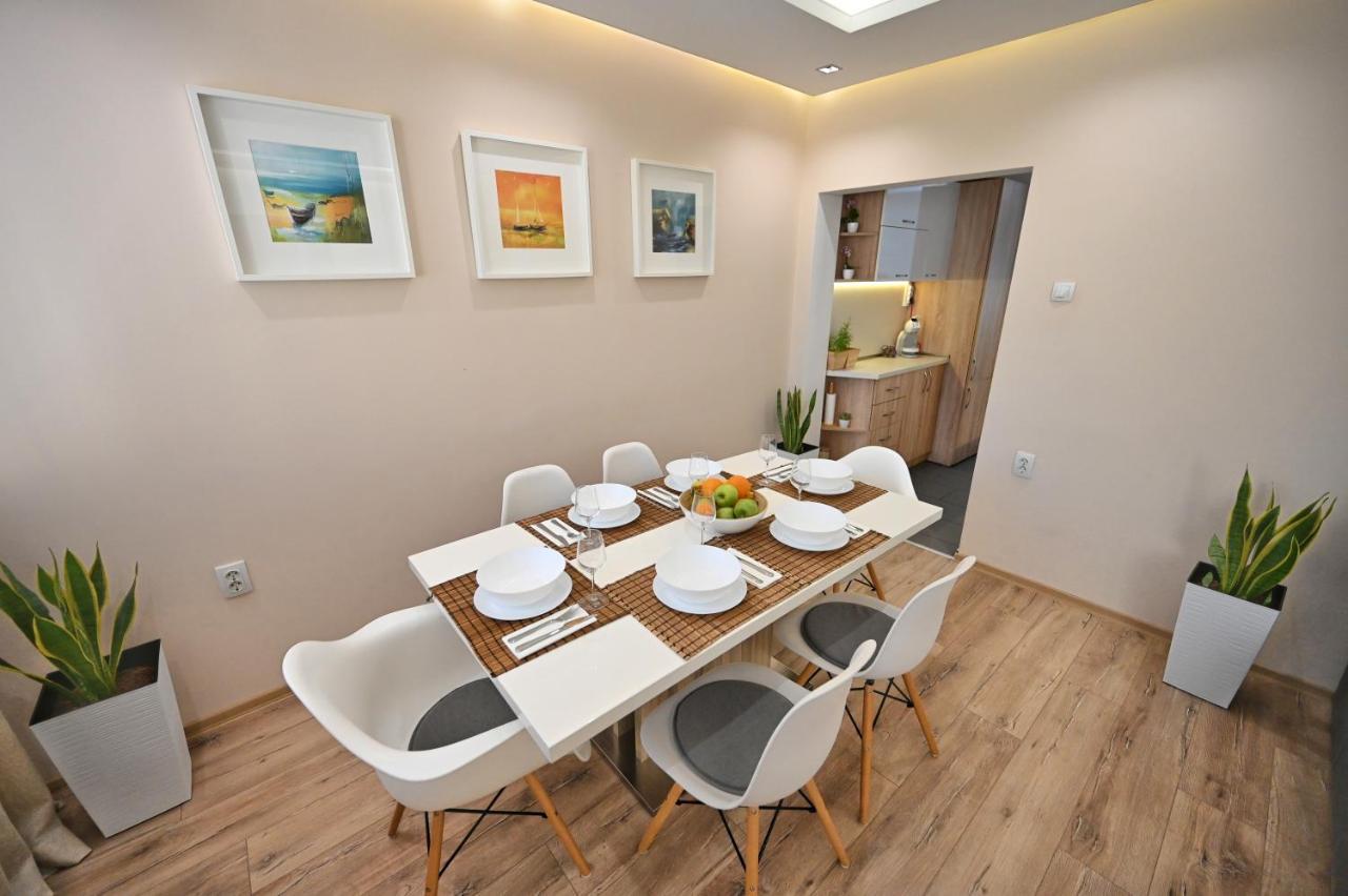 Modern Central 2-Bedroom Apartment With Parking Varna Buitenkant foto
