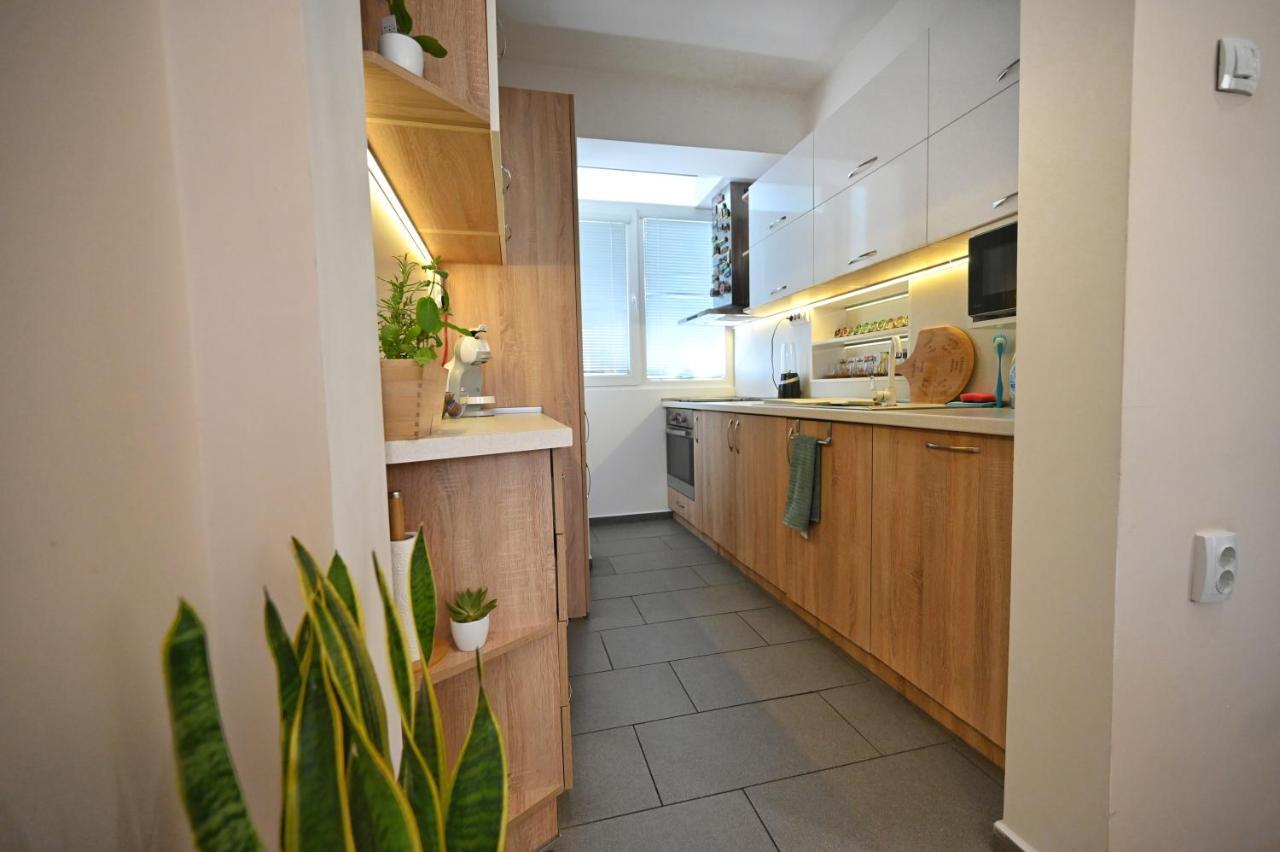 Modern Central 2-Bedroom Apartment With Parking Varna Buitenkant foto