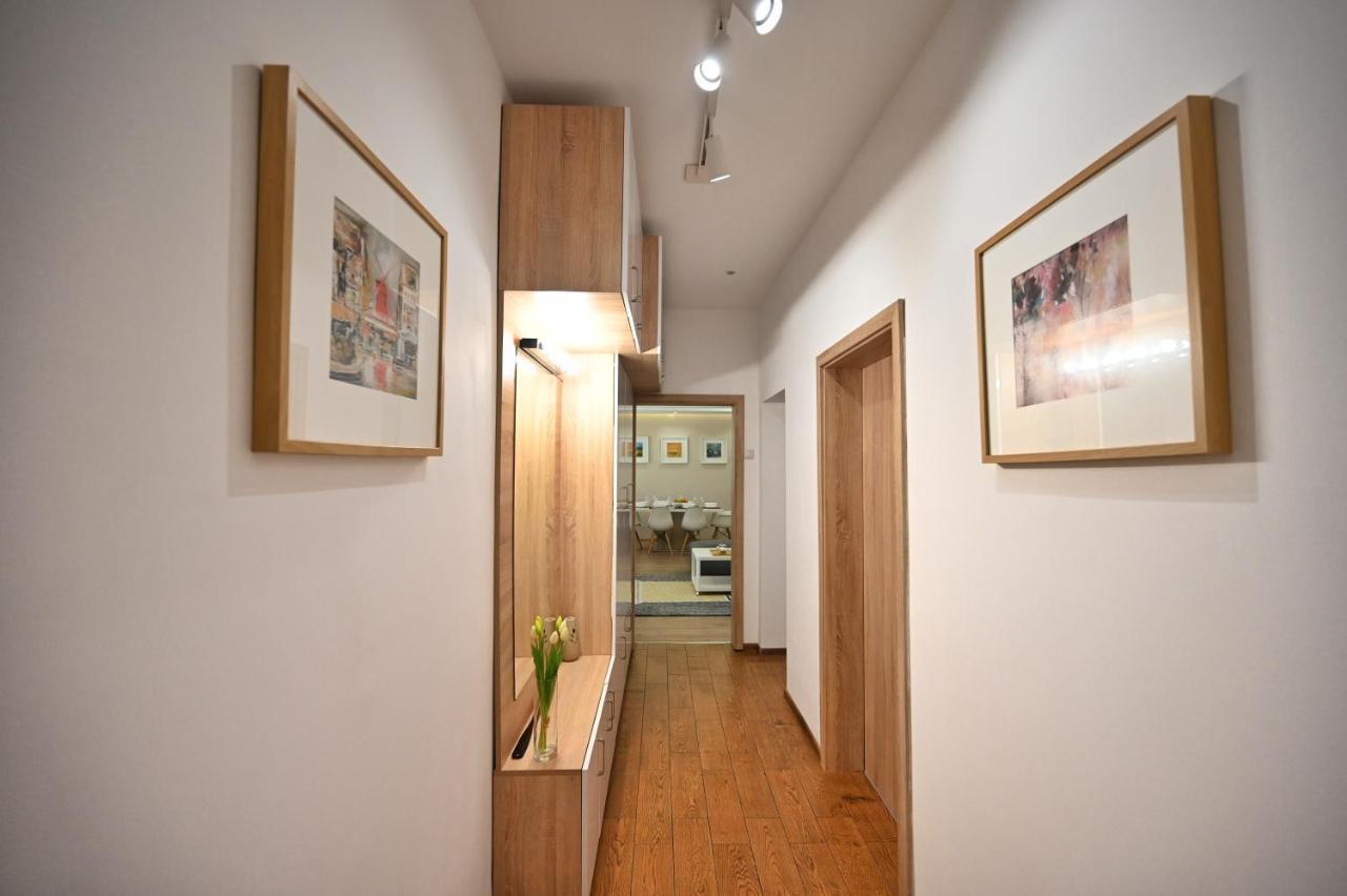 Modern Central 2-Bedroom Apartment With Parking Varna Buitenkant foto