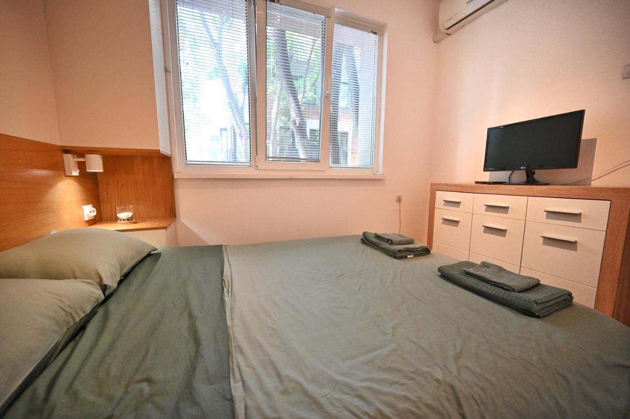 Modern Central 2-Bedroom Apartment With Parking Varna Buitenkant foto